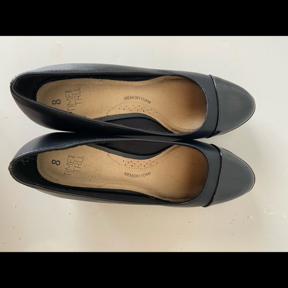 Black Shiny Toe Wedges - Picture 2 of 5